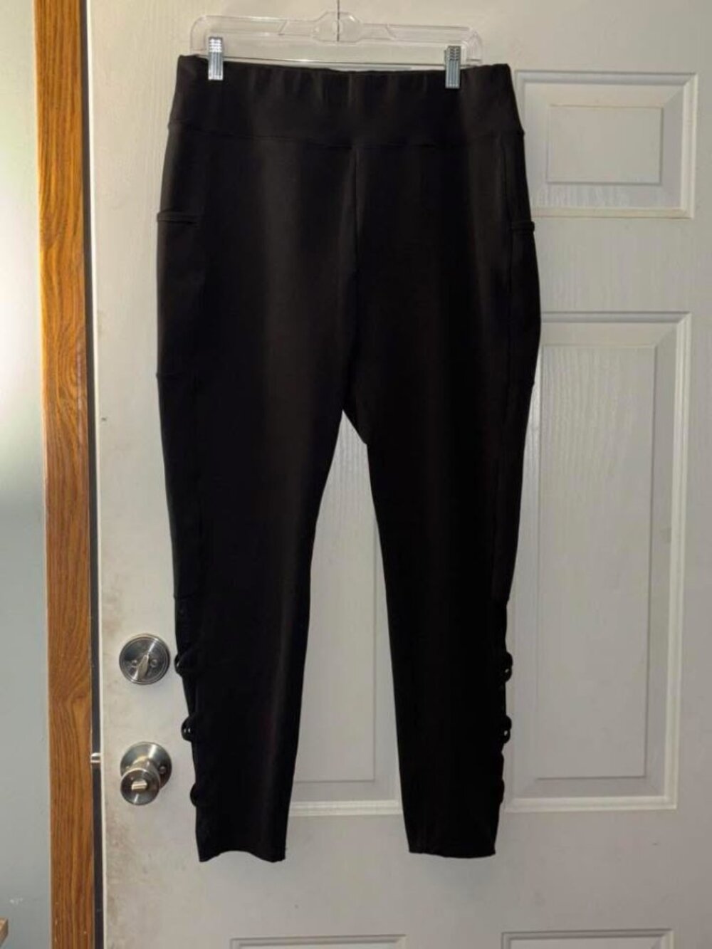 Athletic leggings with pockets